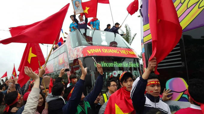 Flycam: Xe bu&yacute;t chở đội U23 Việt Nam giữa biển người ch&agrave;o đ&oacute;n chiến thắng