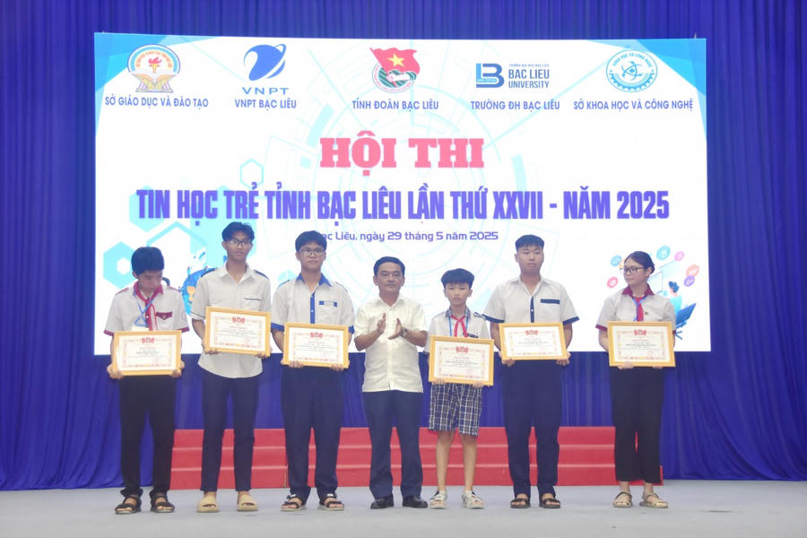 Ông Nguyễn Bá Long - Phó Giám đốc Sở Giáo dục và Đào tạo Bạc Liêu, trao giải Nhì cho thí sinh các Bảng.