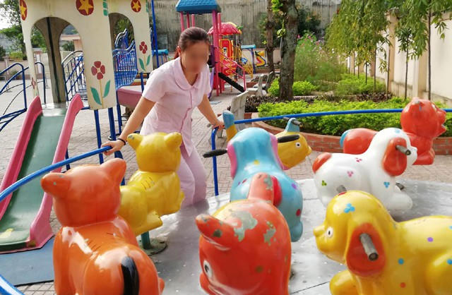 Lãnh đạo Trường Mầm non Việt - Lào khẳng định giáo viên của trường không đánh cháu T.Đ.K. Vết bầm trên cẳng chân cháu có thể là do va với đu quay khi chơi.