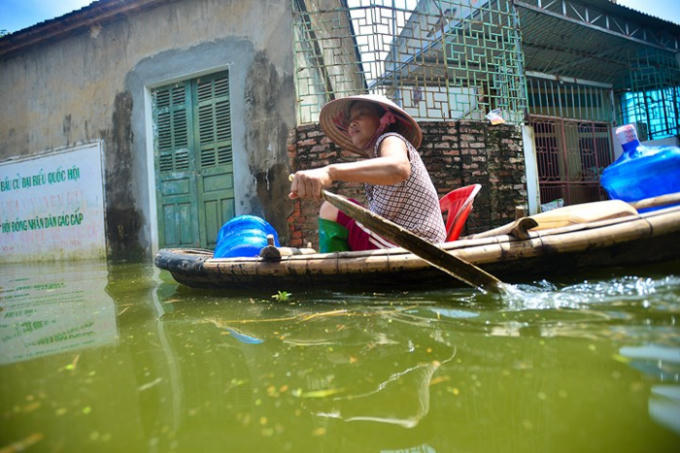 Người dân thôn Nam Hài, xã Nam Phương Tiến cho biết ngoài vấn đề bị cắt điện, thiếu lượng thực và bị cô lập, người dân trong xã phải chịu cảnh thiếu nước sạch để dùng.