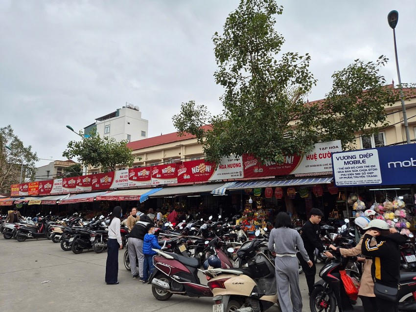 Các quầy bán đồ lễ phía noài khu di tích luôn nêm kín người.