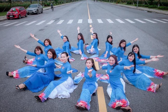 Cán bộ Huyện đoàn Hưng Nguyên duyên dáng trong tà áo dài