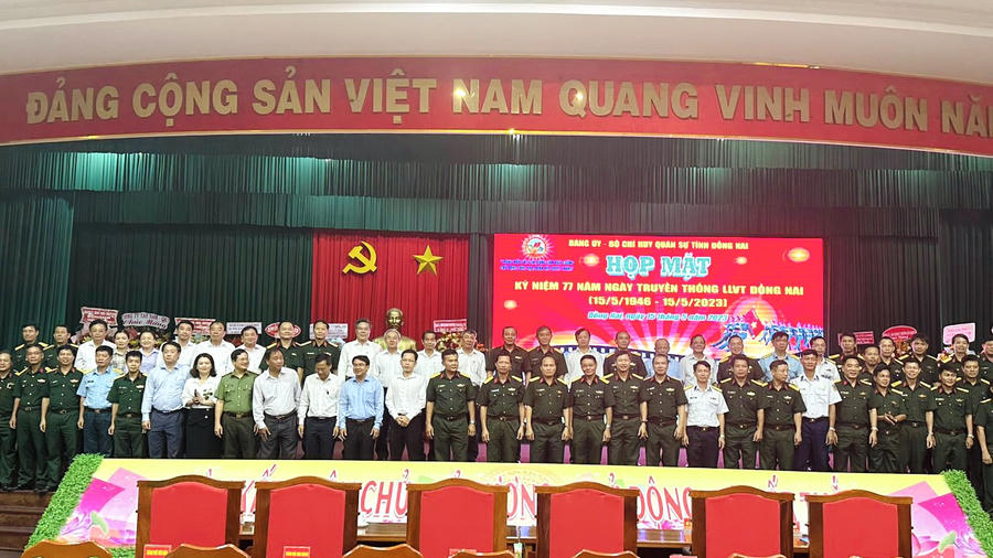Các đại biểu chụp hình lưu niệm tại hội nghị