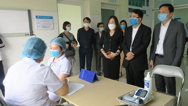 Lực lượng y tế trực tiếp điều trị bệnh nhân Covid-19 được ưu tiên tiêm vắc xin.