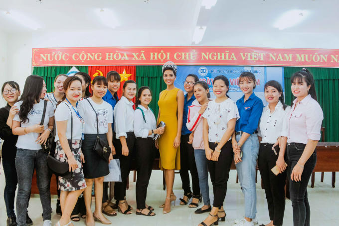 Hoa hậu H'hen Ni&ecirc; trở th&agrave;nh đại sứ gi&aacute;o dục, trao học bổng 100 triệu cho sinh vi&ecirc;n