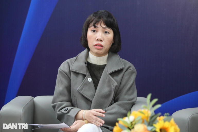 Bà Hoàng Lê Thủy, nữ cán bộ trực Tổng đài điện thoại quốc gia về bảo vệ trẻ em (số 111) chưa hết bàng hoàng trước thông tin được người thân bé cung cấp (Ảnh Hữu Nghị).