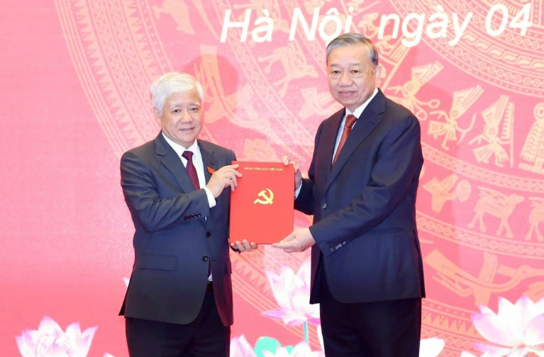 Tổng Bí thư Tô Lâm trao quyết định cho ông Đỗ Văn Chiến.