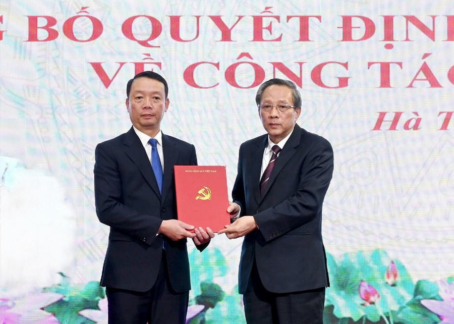 Ông Hoàng Đăng Quang - Phó Trưởng ban Thường trực Ban Tổ chức Trung ương trao quyết định của Ban Bí thư cho tân Phó Bí thư Tỉnh ủy Hà Tĩnh Phan Thiên Định.