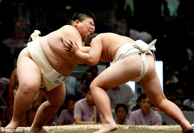 Môn đấu vật sumo được cho là rèn luyện tư cách tốt cho nam giới, giúp họ ngay từ nhỏ đã học được lòng dũng cảm. (Ảnh: Reuters)
