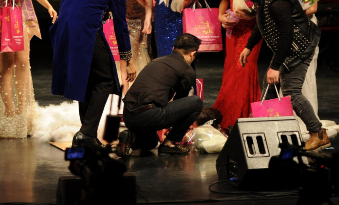 Dy Khả H&acirc;n ngất xỉu trong gi&acirc;y ph&uacute;t đăng quang Hoa hậu Việt Nam Thế giới 2018