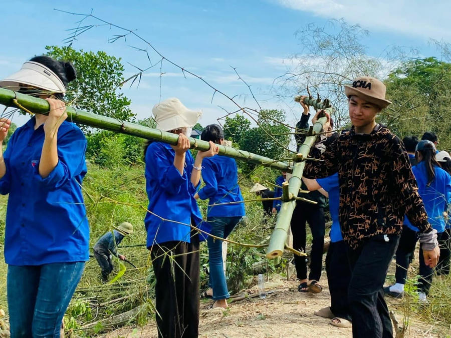 Đoàn thanh niên tình nguyện hỗ trợ chặt cây, phát quang bụi rậm.