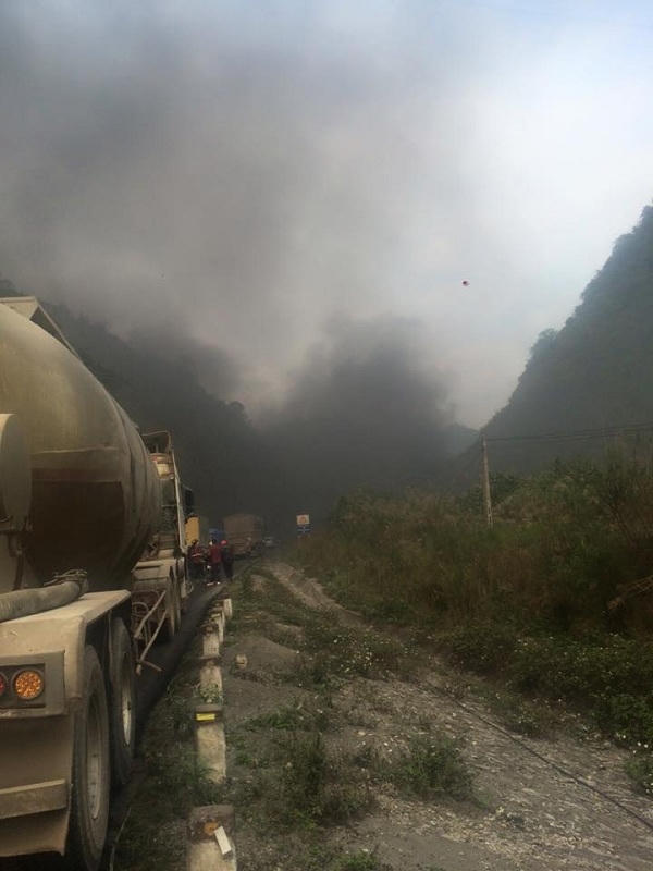 Giao thông bị ùn tắc nghiêm trọng sau vụ tai nạn kinh hoàng. Nguồn: Otofun.