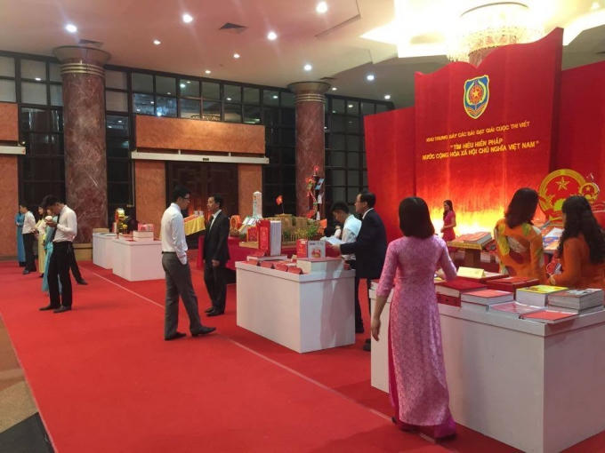 Dòng người bắt đầu đổ về Hội trường Bộ Quốc phòng, số 7 Nguyễn Tri Phương, Ba Đình, Hà Nội Khu trưng bày các bài đạt giải cuộc thi viết "Tìm hiểu Hiến pháp nước Cộng hòa xã hội chủ nghĩa Việt Nam". - Ảnh Hữu Phương