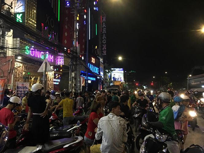 Lực lượng chức năng tiến hành khám xét tất cả phòng hát và khu vực để rượu ngoại trên tầng thượng.