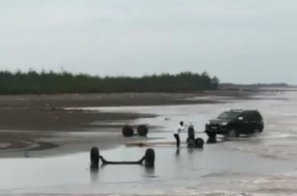 Nhóm thanh niên điều khiển xe chạy lòng vòng trên bãi biển.