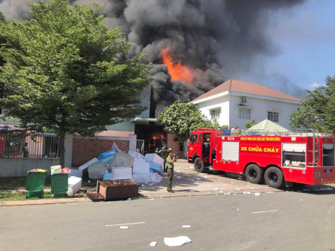 Vụ việc đã khiến hàng ngàn m2 nhà xưởng bị thiêu rụi (Ảnh: Hà Bắc)