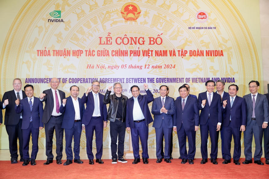 Thủ tướng Chính phủ Phạm Minh Chính và các đại biểu chụp ảnh lưu niệm tại Lễ công bố hợp tác giữa Chính phủ Việt Nam và Tập đoàn NVIDIA tháng 12/2024. (Ảnh: VGP)