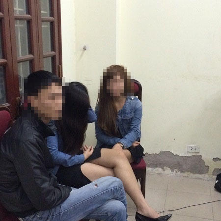 Đối tượng Phạm Tuấn Hải và hai ả bán dâm tại cơ quan điều tra (Ảnh Đ-Quyết)