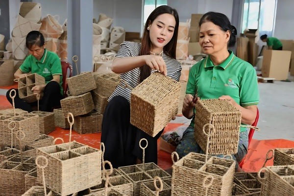 Cô giáo Trần Thùy Nhi (bên trái) với đam mê nghề thủ công dệt cói Kim Sơn.