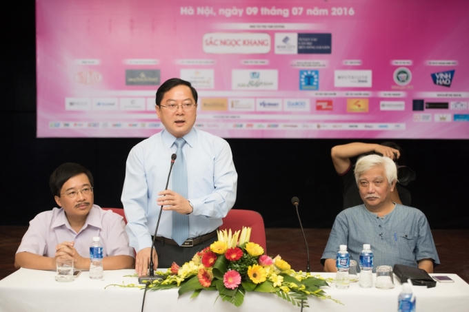 Ngắm Hoa hậu Đặng Thu Thảo khoe nét đẹp trong veo dưới nắng