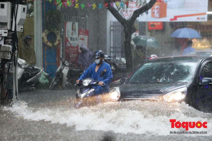 Hà Nội: mưa lớn chưa đến 30 phút, nhiều tuyến phố ngập sâu trong biển nước7
