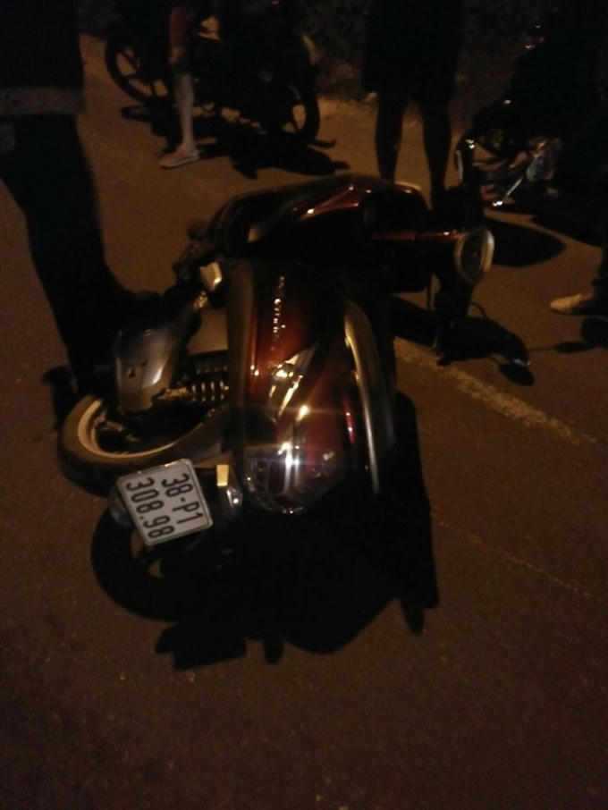 Chiếc xe máy của chị T tại hiện trường.