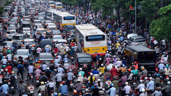Số lượng ô tô và xe máy cá nhân tăng nhanh ở đô thị đang tạo áp lực lớn cho giao thông