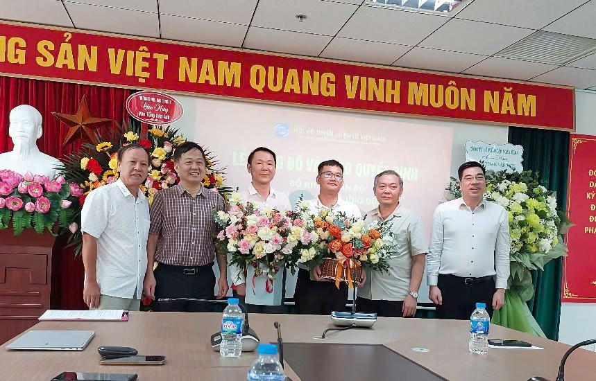 Lãnh đạo Hội REV và lãnh đạo Tạp chí Điện tử và Ứng dụng tặng hoa chúc mừng 2 đồng chí được bổ nhiệm.