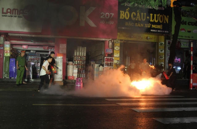 Hà Nội: Diễn tập chữa cháy và cứu hộ, cứu nạn tại tổ liên gia PCCC phường Dịch Vọng