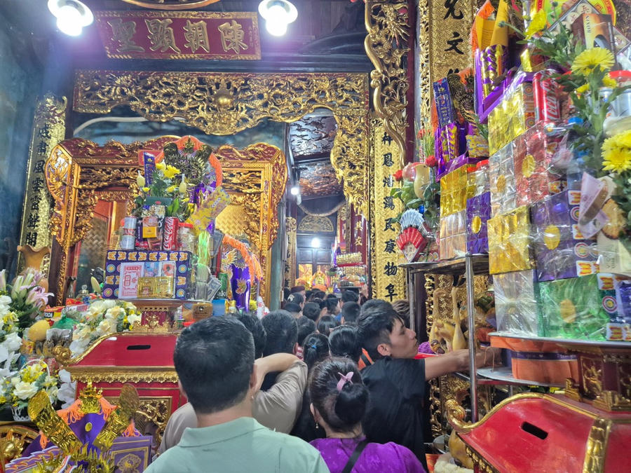 Người dân và du khách chuẩn bị các lễ ngọt và lễ mặn để dâng hương, dâng lễ quan Hoàng Bảy.
					
				
			
			Người dân và du khách chuẩn bị các lễ ngọt và lễ mặn để dâng hương, dâng lễ quan Hoàng Bảy.