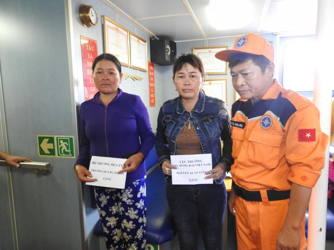 Ông Bùi Tân Nguyên - Giám đốc Trung tâm 2 tại Đà Nẵng thay mặt Bộ trưởng Bộ Giao thông vận tải, Cục trưởng Cục Hàng hải Việt Nam gửi lời động viên, thăm hỏi và quà tặng đến những ngư dân bị nạn trên vùng biển Hoàng Sa.