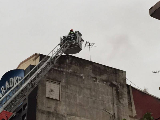 Thang nâng đưa lính cứu hỏa lên tầng 4 của tòa nhà khống chế ngọn lửa.