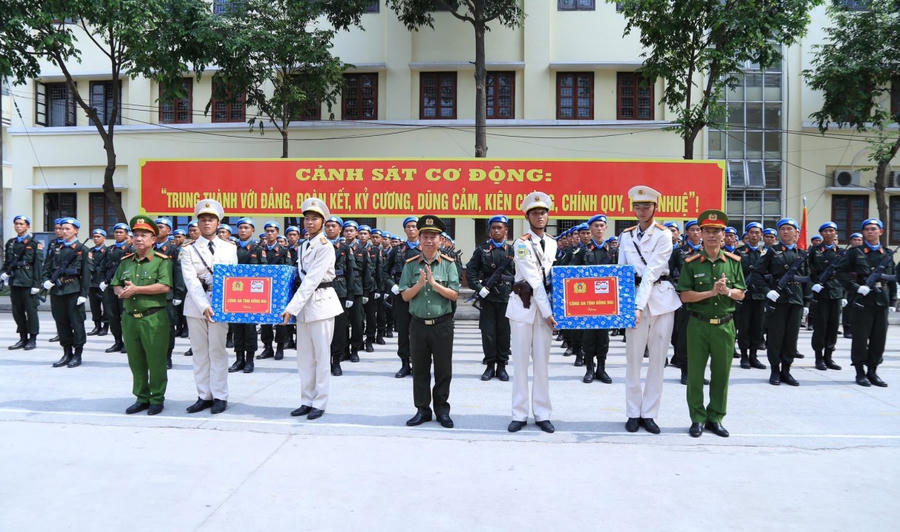 Đoàn công tác tặng quà các khối diễu hành.