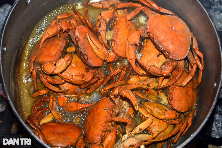 Chị Nguyễn Thị Tình, tiểu thương ở thị trấn Tân Kỳ (Nghệ An) cho biết, trung bình mỗi ngày chị bán ra thị trường khoảng 15- 20kg cua đá. Đa phần, mọi người thường mua về hấp bia, hấp sả, rang mẻ, làm mồi nhậu... Do cua đá có nguồn gốc tự nhiên, không qua nuôi thả nên thịt có vị đặc biệt hơn các loại khác. Ngoài ra, giá thành của loại cua này đắt hơn cua đồng nên thường chỉ gia đình có điều kiện mới hay chọn mua.