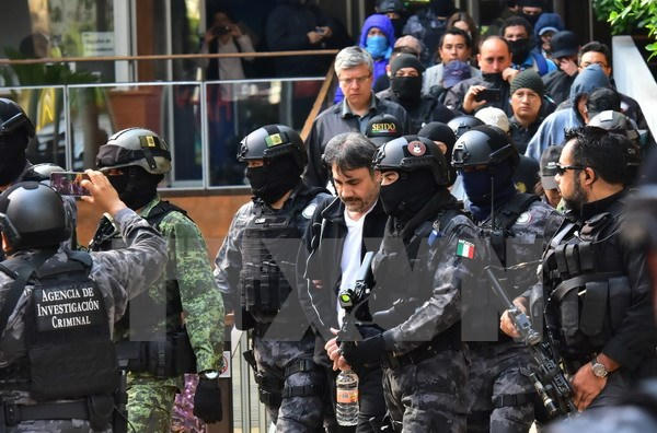 Cảnh sát Mexico bắt giữ tội phạm ma túy ở Mexico City ngày 2/5. (Nguồn: AFP/TTXVN)