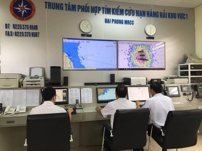 Từ trung tâm chỉ huy nhận được tín hiệu ngoài khơi biển Cát Bà có tàu đang lâm nạn...