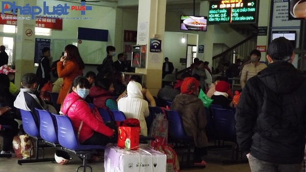 Mọi người đang chờ làm thủ tục để vào bến.