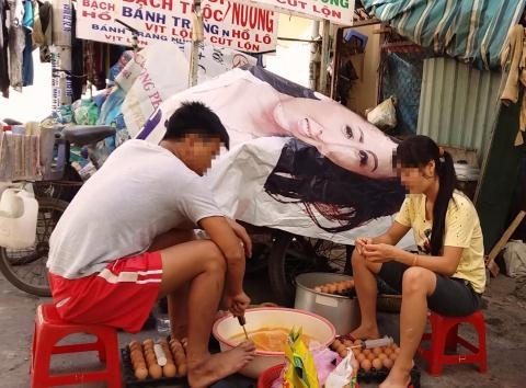 Đi chân không và gác lên thành thau đựng trứng gà.