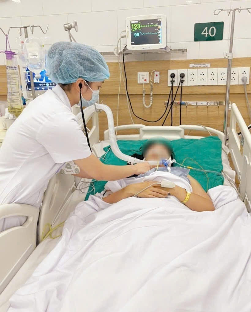 Bệnh nhân tiêm botox làm đẹp không rõ nguồn gốc bị liệt toàn thân phải thở máy và phụ thuộc vào sự chăm sóc của người khác. (Ảnh: Nguyên Hà/ Bệnh viện Bạch Mai)
