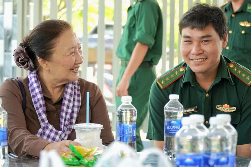Bà Lê Minh Ngọc và Đại úy Trần Hoàng Tánh trò chuyện tại buổi bàn giao nhà.