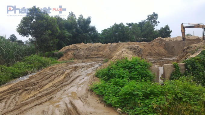 Bãi khai thác cát trái phép của Trưởng thôn dù bị cấm, có Quyết định thu hồi, nhưng vẫn ngang nhiên hoạt động. (Ảnh: A.Thắng)