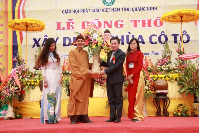 Đại đức Thích Khai Từ nhận lẵng hoa chúc mừng của đại diện MTTQ Huyện đảo Cô Tô