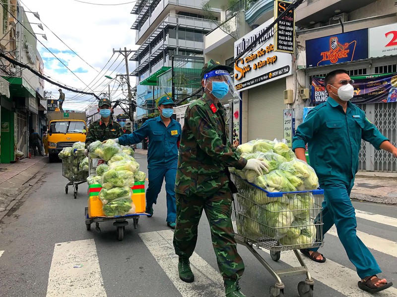 Bộ đội và dân quân tự vệ tham gia đưa thực phẩm đến các hộ dân khó khăn.
