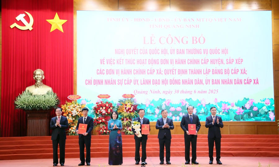 Ban Thường vụ Tỉnh uỷ Quảng Ninh trao các quyết định của Tỉnh ủy, Ban Thường vụ Tỉnh ủy, các Nghị quyết của HĐND tỉnh và tặng hoa chúc mừng Đảng bộ Đặc khu Vân Đồn. Ảnh: QMG.