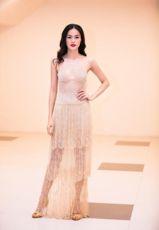 Vòng 1 khá khiêm tốn là điểm trừ trên cơ thể Hạ Vi.