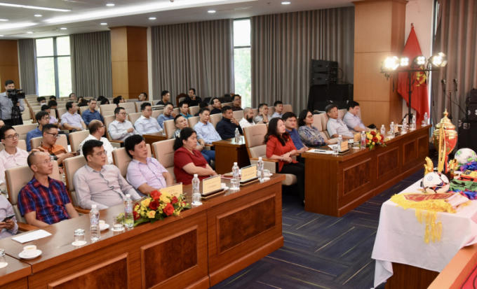 Các đại biểu và đại diện các đội bóng tham dự lễ bốc thăm và xếp lịch thi đầu giải. Ảnh: Quang Khánh