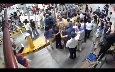 Một số cư dân và nhân viên Cty SDU xô đẩy nhân viên bảo vệ của Cty NPM ra khỏi vị trí làm việc, tự ý lắp lồng sắt vào hệ thống barie kiểm soát xe ra vào khu vực để xe ô tô.