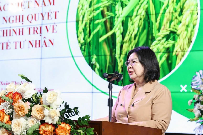 TS. Cao Xuân Thu Vân trình bày “Vai trò của Liên minh Hợp tác xã Việt Nam trong phát triển kinh tế tư nhân”.