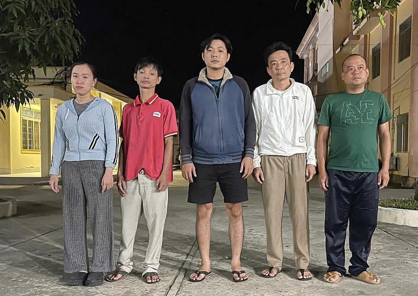 Nguyễn Đăng Khoa (áo trắng) cùng đồng bọn bị bắt giữ.