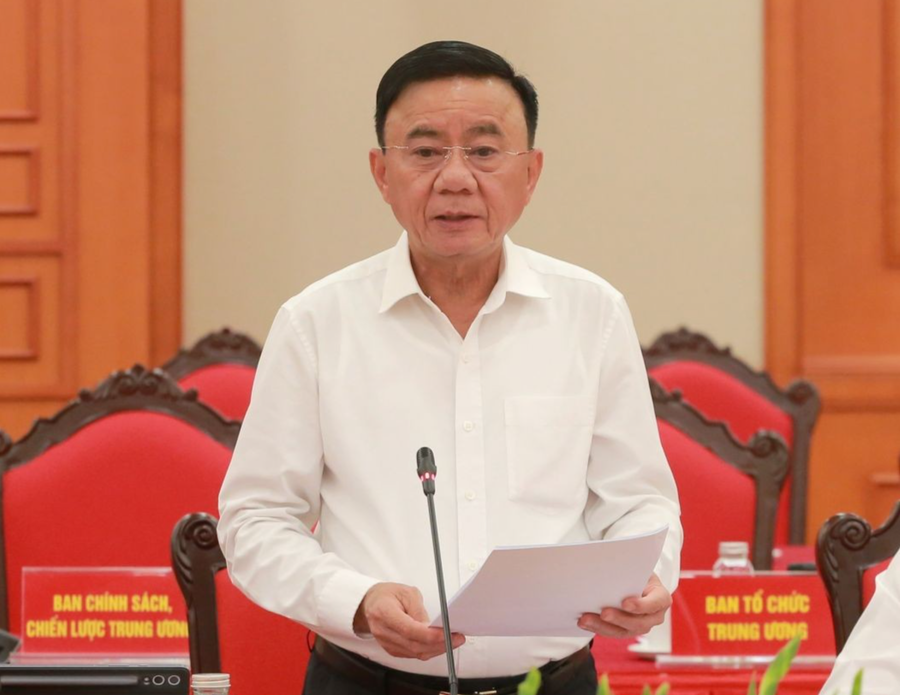 Thường trực Ban Bí thư Trần Cẩm Tú ký ban hành Kết luận số 187/KL-TW của Bộ Chính trị, Ban Bí thư về định hướng số lượng cấp phó của cơ quan, tổ chức trong hệ thống chính trị. (Ảnh: Cổng TTĐT Đảng Cộng sản)